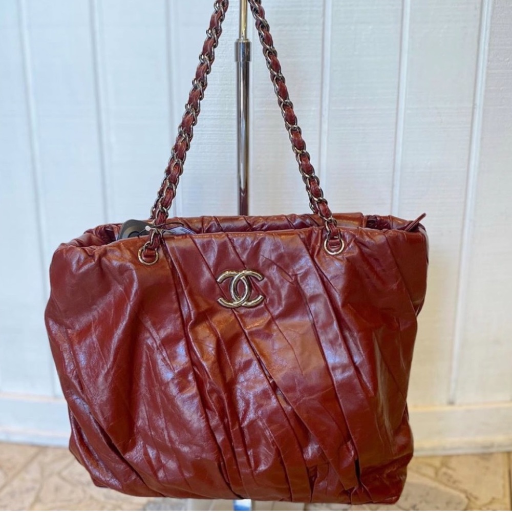 Twist shoulder tote